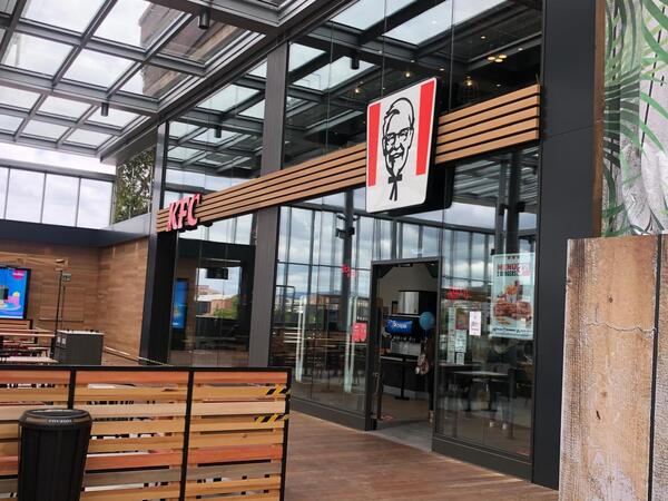 Projecte KFC FACADE LA MAQUINISTA